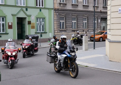 Polscy motocykliści zawitali do szkoły w Karwinie. Wspominali postać Henryka Flamego
