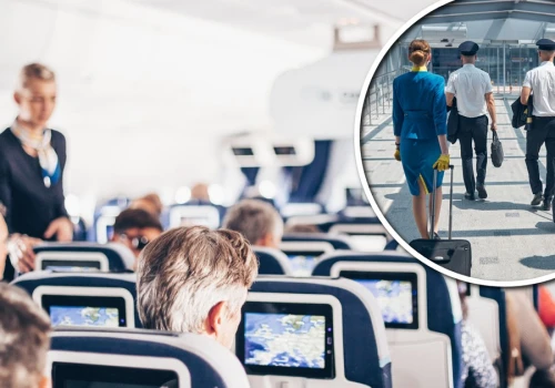 Usłyszałeś te słowa w samolocie? Załoga często je stosuje. Pilot zdradza, co oznacza 
