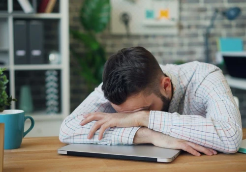 „Office air” sprawia, że wszyscy wyglądają na zmęczonych