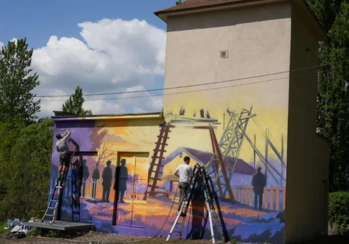 Nowy mural w Jaworznie. Pokazuje początki energetycznej historii miasta