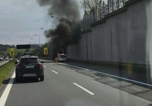Pożar osobówki na S-1. Występują bardzo duże utrudnienia!