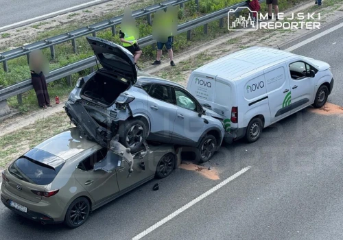 Zderzenie 4 aut na autostradzie A2. Jedno auto znalazło się pod drugim