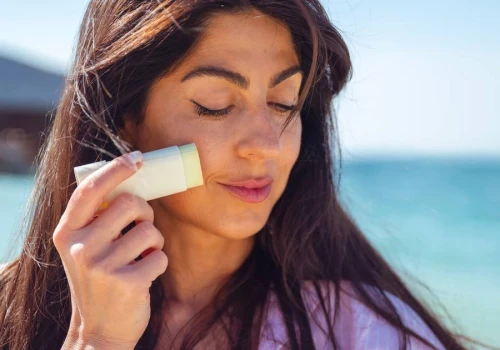 Ten nawilżający sztyft z SPF 50 to hit. Nie klei się, nie zostawia smug i nie ściera makijażu!