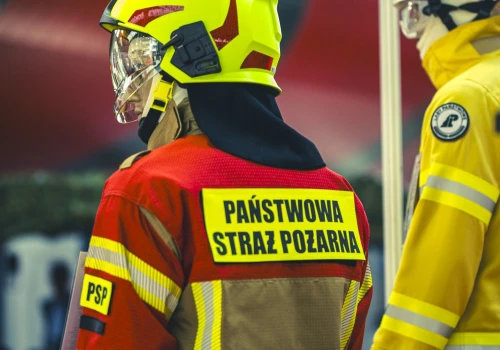 Pożar na poligonie. Strażacy walczą z żywiołem