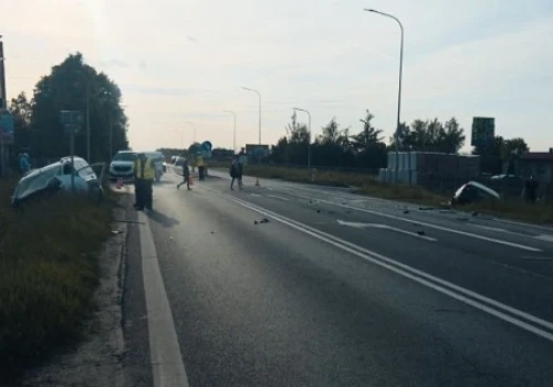 Zderzenie dwóch aut w Brzeźnie. Droga krajowa nr 92 zablokowana