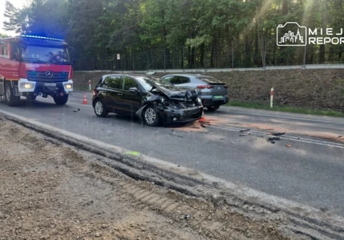 Autobusem zjechał na przeciwny pas powodując zderzenie aut. Jedna osoba w szpitalu
