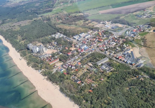 Turyści omijają nadmorski kurort w Polsce, a szkoda. Szeroka plaża i sosnowe lasy robią swoje