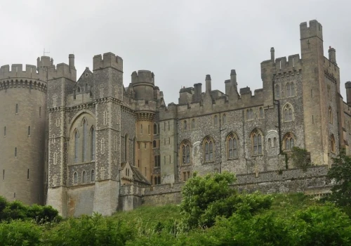 Historia zamku Arundel w Anglii. Twierdza Howardów i atrakcja West Sussex