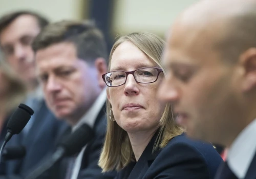 Hester Peirce ucina spekulacje. „Krypto mama” zabiera głos w sprawie syntetycznych tokenów!
