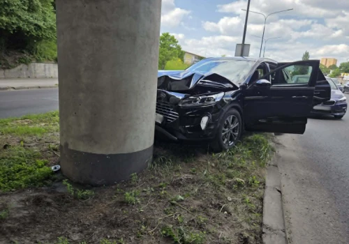 Lublin: groźny wypadek na al. Witosa. Samochód osobowy uderzył w filar wiaduktu