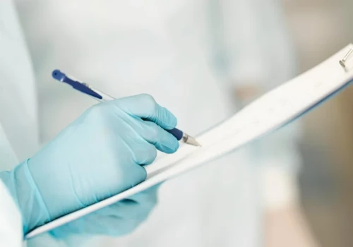 Badania kliniczne mogą być szansą dla pacjentów. Eksperci wyjaśnią, jak bezpiecznie z nich korzystać