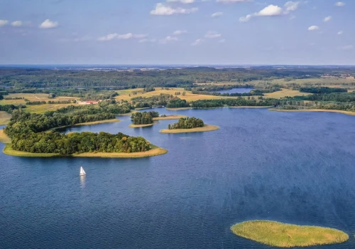 Uciekniesz tam przed hałasem i tłumami. Oaza spokoju z jeziorem w pakiecie