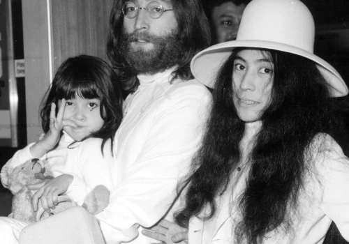 Uprowadził ją własny ojciec, zniknęła na lata. Tak dziś wygląda córka Yoko Ono