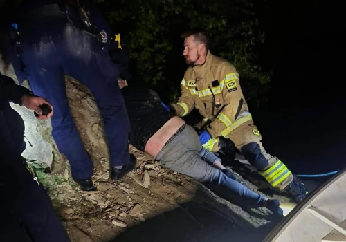 Mężczyzna tonął – policjanci go słyszeli, ale nie mogli znaleźć w ciemnościach