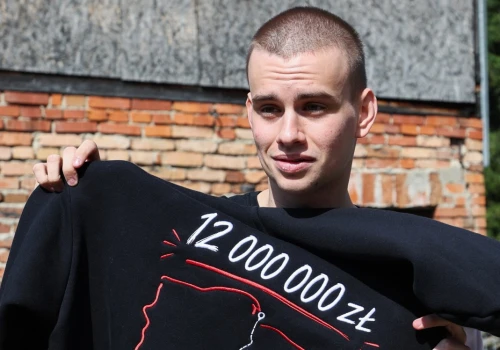 Fenomen Łatwoganga zaskakuje psychologię społeczną. Jedzie na rowerze z Zakopanego do Gdańska dla ośmioletniego Maksa