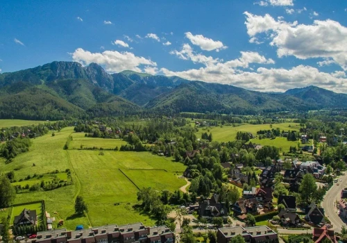 Mało tłumów i darmowy wstęp. Z tej ukrytej perełki można dostrzec Tatry