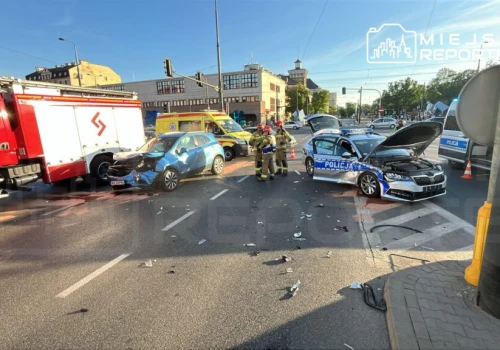 Wypadek z radiowozu na Pradze-Północ. Rozbity pojazd drogówki