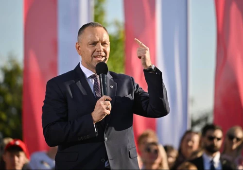 Służby wyważył drzwi w domu rodzinnym Nawrockiego. Reagują premier i szef MSWiA