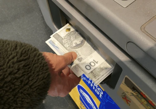 Wpłacasz gotówkę? Od tej kwoty bank musi zgłosić to do skarbówki. Sprawdź limity