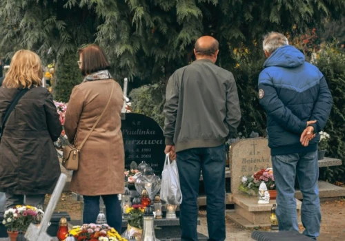 Pierwszy raz w historii Polski urny wygrywają z trumnami. Cicha rewolucja na cmentarzach