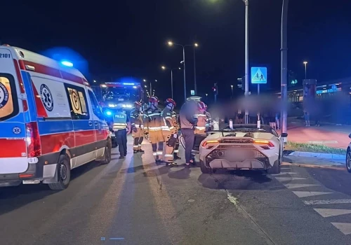 Nocny wypadek na Kurdwanowie. Lamborghini uderzyło w słup