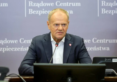 Służby wyważyły drzwi w domu Nawrockiego. Tusk pilnie zwołał odprawę w RCB