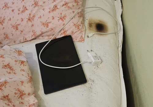 Tablet na łóżku przyczyną zadymienia. Strażacy apelują o ostrożność podczas ładowania urządzeń