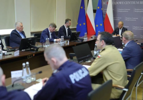 Fałszywy alarm o pożarze w mieszkaniu rodziny prezydenta Nawrockiego. Premier Tusk na odprawie: będą surowe kary dla sprawców