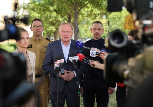 Fałszywe zgłoszenia. Premier: służby muszą zatrzymać sprawców
