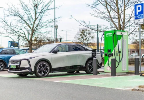 Elektryki niszczą system podatkowy w Polsce: budżet może stracić nawet 9 mld zł rocznie, kierowców czekają podwyżki?