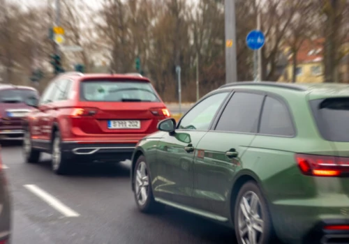 Nie tylko policjant. Te służby także mogą teraz wydawać polecenia kierowcom