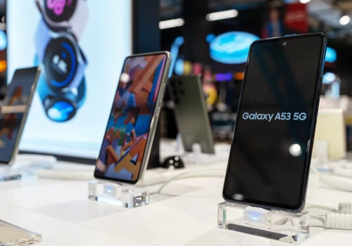 iPhone 17 rządzi światem. Samsung poza podium, a tani model podbija sprzedaż
