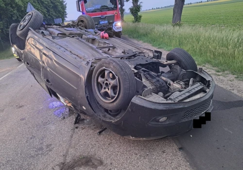 Dachowanie samochodu na drodze wojewódzkiej w Bininie