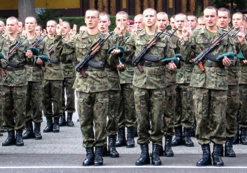 Młodzież w Polsce i Niemczech nie spieszy się do wojska