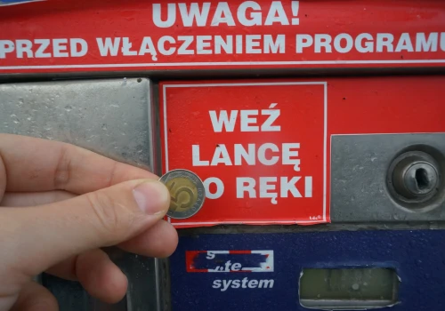 Zatroskana sąsiadka i wiadro wody. Co grozi za mycie auta poza myjnią