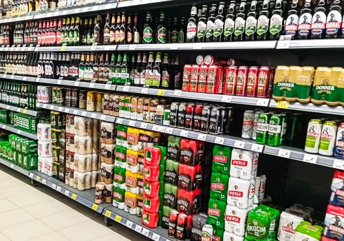 Alkohol na święta wielkanocne. Polacy wydali więcej niż planowali