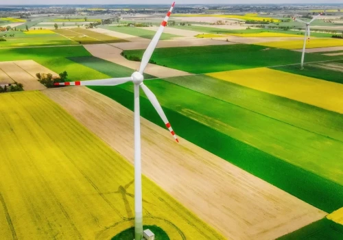 Elektrownie wiatrowe budzą kontrowersje. Czy mieszkanie obok 