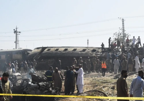 Atak na pociąg z wojskowymi w Pakistanie. Dziesiątki zabitych i rannych