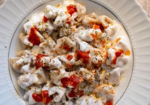 Turecki sposób na pierogi. Cienkie ciasto skrywa niesamowicie soczysty farsz