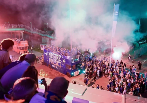 Poznań zapłonął! Sceny z mistrzowskiej fety Lecha obiegły cały świat