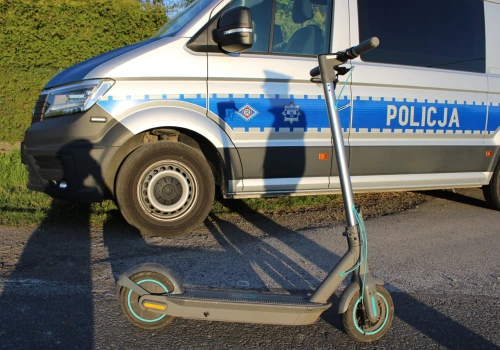 Zderzenie hulajnogi z samochodem w Ustroniu. 59-latek trafił do szpitala