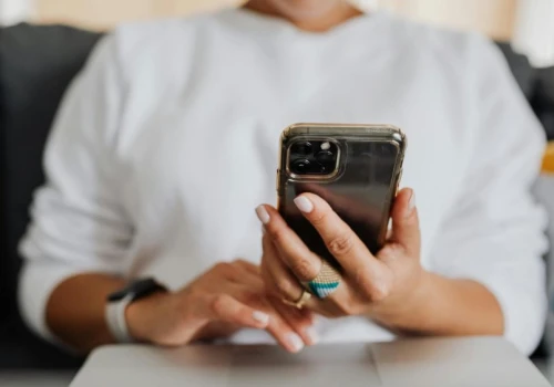 Myślisz, że to tylko chwila na telefonie. Dla dziecka to sygnał, że nie jest ważne