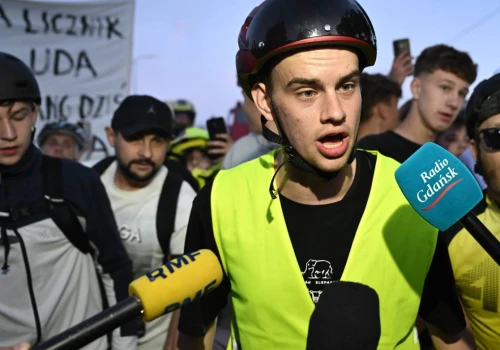 Łatwogang dotarł do Gdańska w asyście policji. Tłumy młodzieży witają influencera