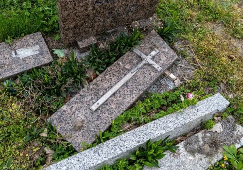 Z dawnego cmentarza zostało niewiele. Proboszcz znów stanie przed sądem