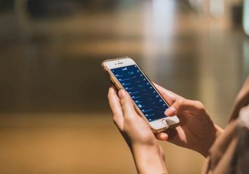 Prezes UODO zgłosił swoje uwagi do projektu ws. zakazu używania telefonów w szkołach. Zwraca uwagę na ryzyka związane z publikowaniem zdjęć i nagrań uczniów oraz technologię deepfake
