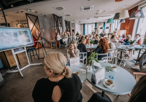 Tarot, fake news i przyszłość. Przed nami kolejne spotkanie z cyklu „Koleżankujmy się przy kawie”