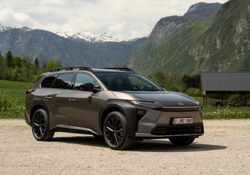 Toyota pokazuje bZ4X Touring. Najmocniejszy elektryk w gamie, 4,5 sekundy do setki i bagażnik jak w kombi