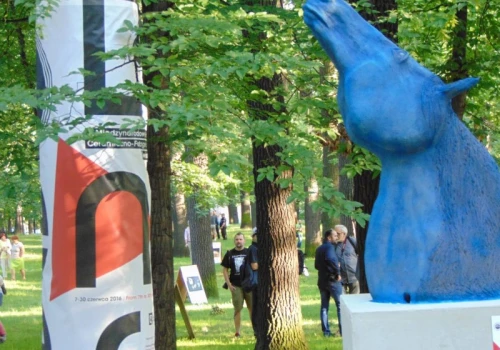 Roztrzaskano kolejną rzeźbę w Parku Kasprowicza. „Zwykły wandalizm, nic innego”