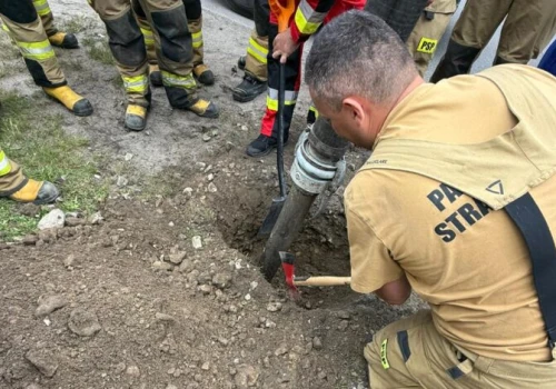 Szczekanie spod ziemi. Dramatyczna walka o życie psa uwięzionego w kanale!