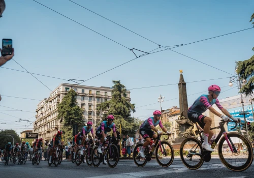 Giro d’Italia 2026: Jeszcze kolarstwo czy już MotoGP? Złość w peletonie